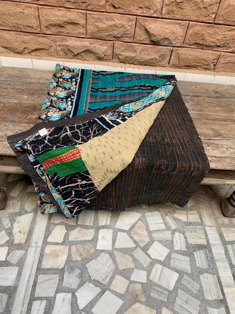 Handgefertigte Kantha-Steppdecke: Vintage indische Baumwoll-Kuscheldecke (96" x 62")