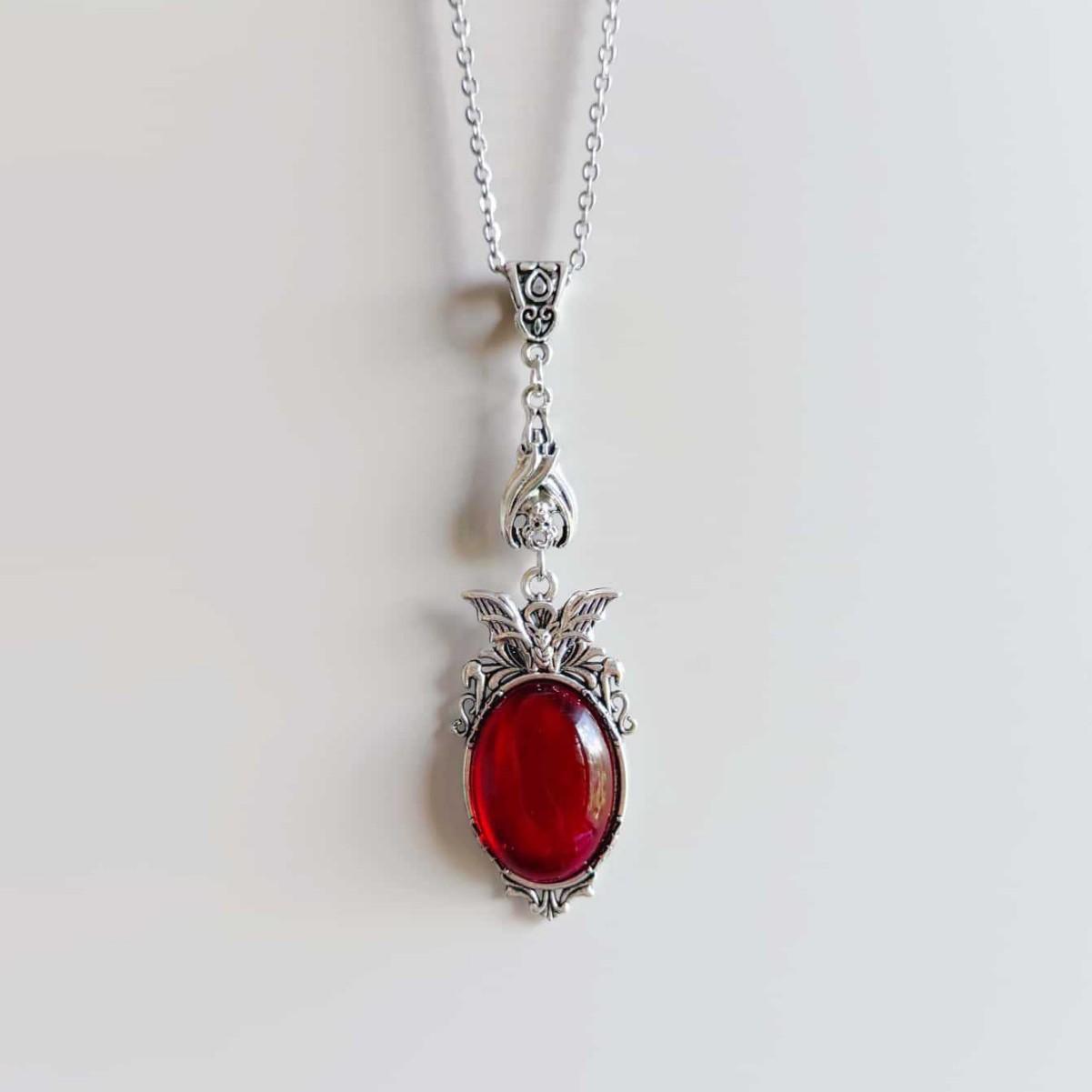 

Fashion Gothic Sliver Color Vampire Bat Oval Red Black Green Glass Crystal Pendant Necklace for Women Halloween Party Jewelry красный