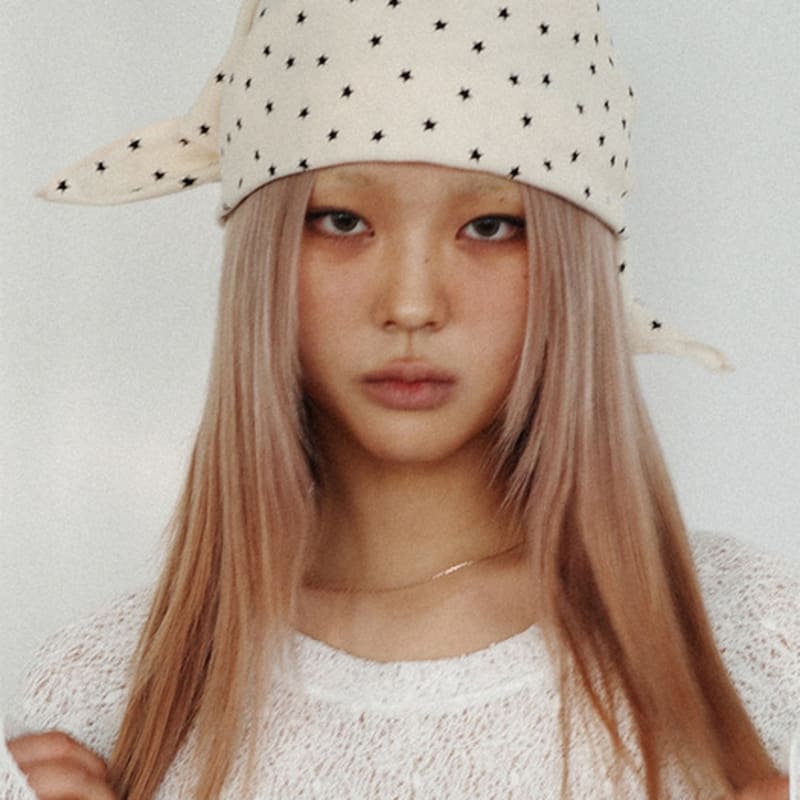 

COOKEESEE Star Square Scarf (ivory) ivory