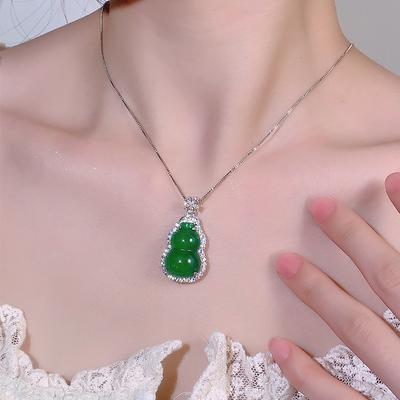 Halskette mit Chalcedon-Kürbis-Edelsteinen trägt eine glückverheißende, exquisite, leichte, luxuriöse, elegante Schlüsselbeinkette im Retro-Stil.