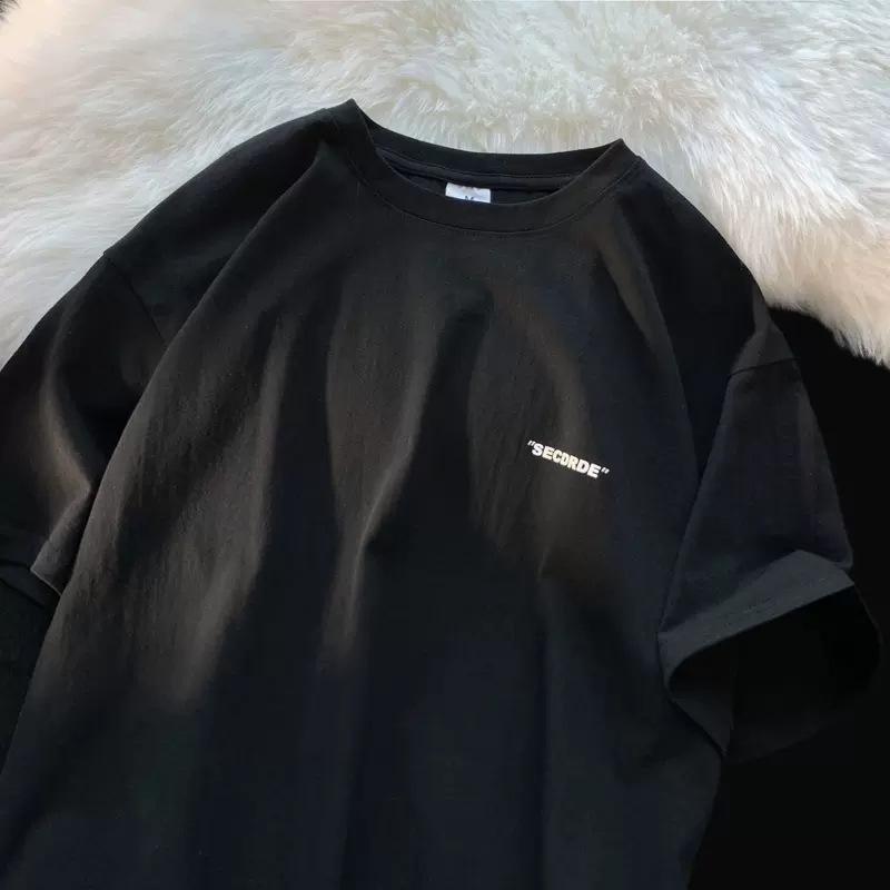 

Рубашка с короткими рукавами и маленькой буквой для мужчин. Простая летняя рубашка из чистого хлопка с короткими рукавами и модной отделкой. Универсальная свободная футболка с круглым вырезом. 3XL