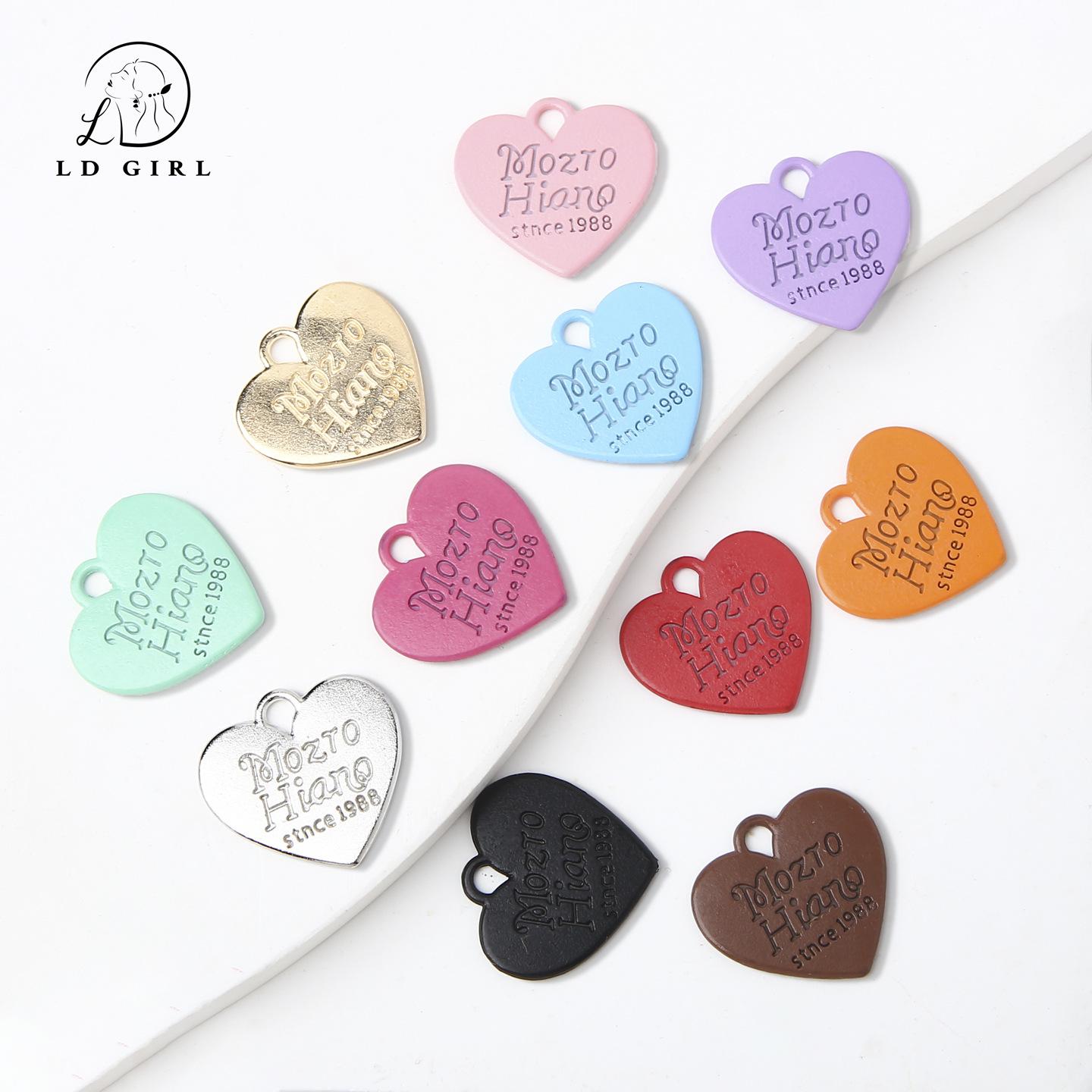 

10-piece painted heart-shaped colored letter pendant One size