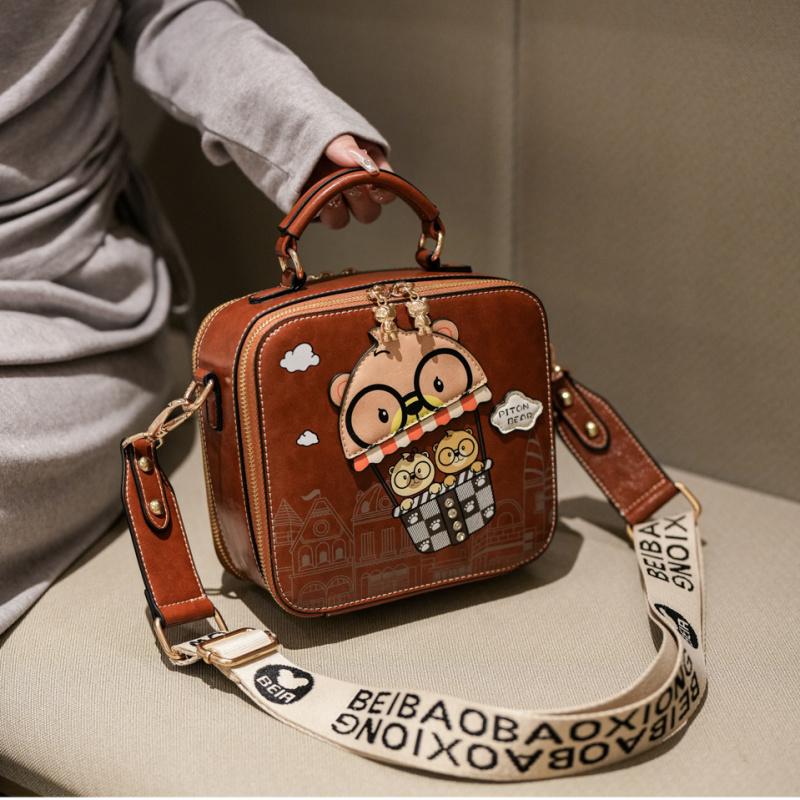 

Милая сумка кроссбоди с принтом медведя для женщин, повседневный стиль, регулируемый ремешок, застежка-молния, подкладка из полиэстера, игривый дизайн с мультяшным персонажем коричневый