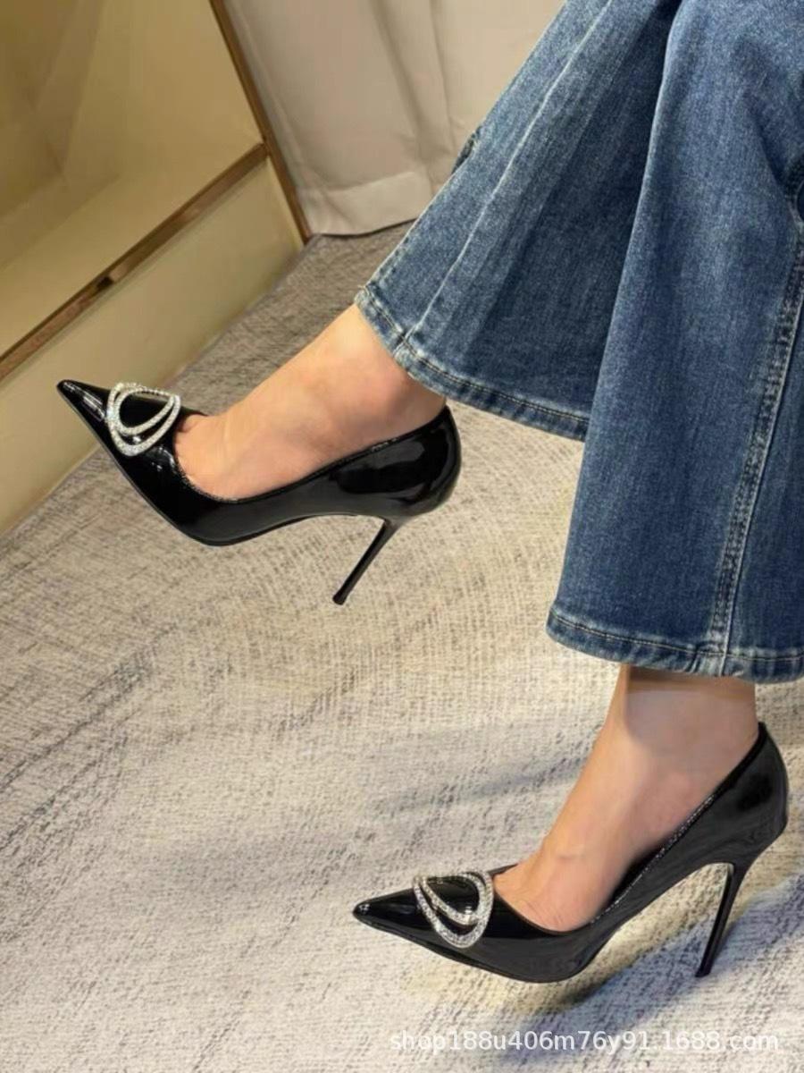 

[Spot] Pointed black patent leather high heels women s thin heels French temperament shallow mouth single shoes versatile and not tired feet shoes 40