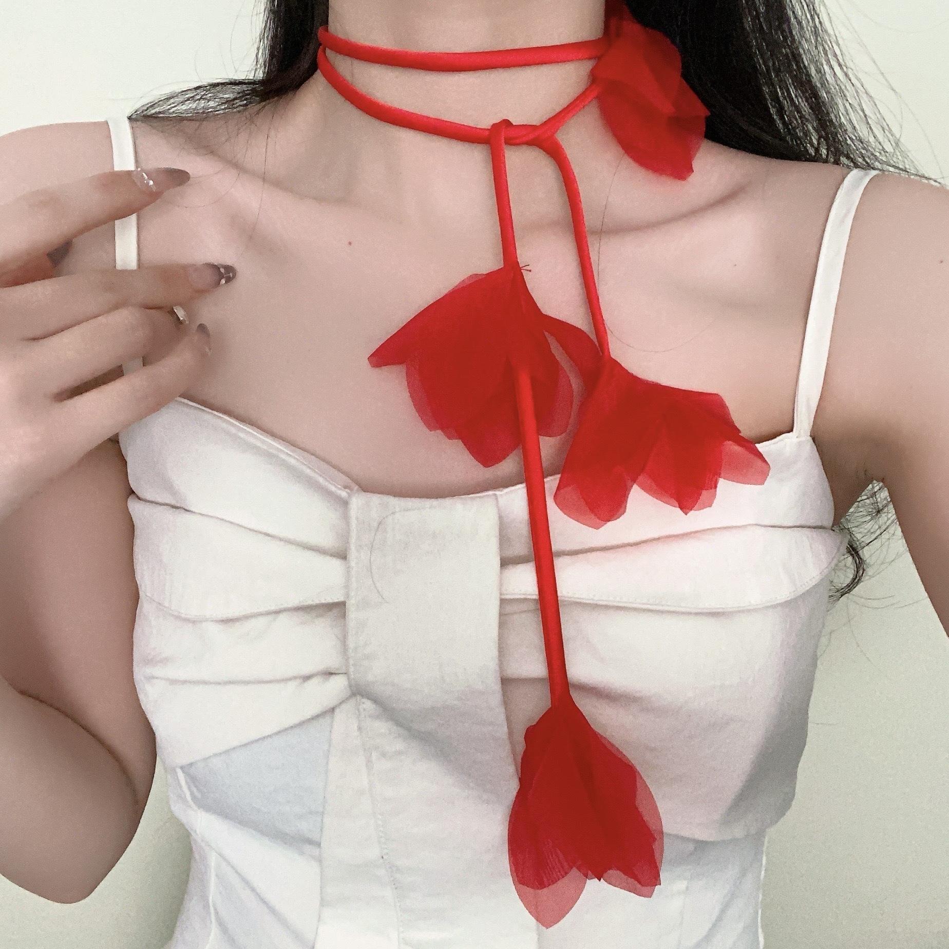 

Rose petal lace-up, a multi-purpose necklace, sweet and cool creative choker neck chain, niche design necklace