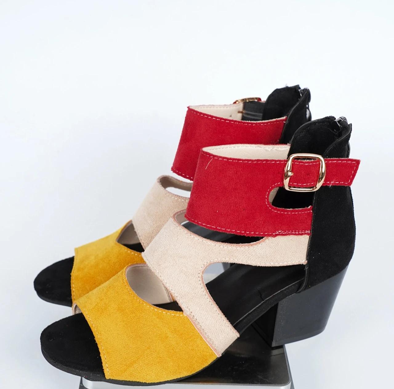 

Новые сандалии с ремешком на пряжке для женщин 2025 летняя мода горячая распродажа сочетание цветов офис и карьера летние сандалии на каблуке больших размеров 43