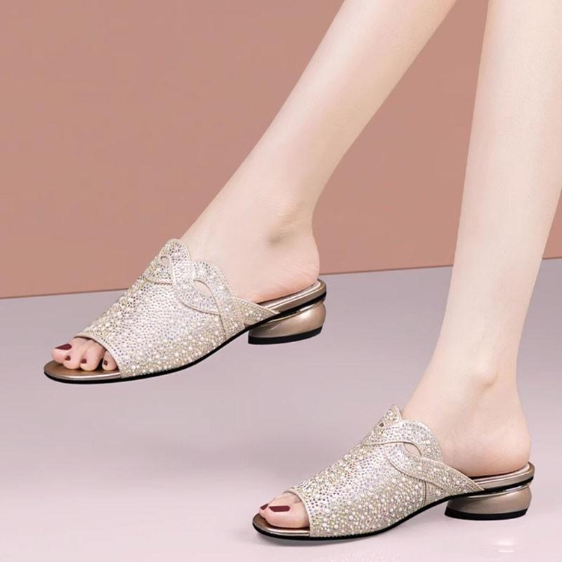 

Summer new low-heeled fashion temperament leak-toe cool slippers wear thick-heeled rhinestone pearl elegant one-word slippers women 34 золотий