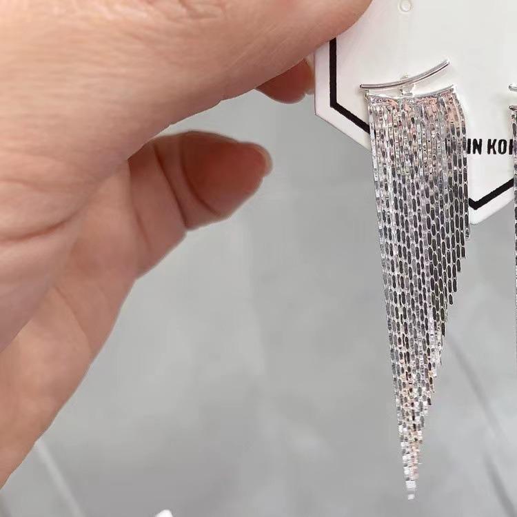 Women's Fashion Light Luxury Dimple Tassel Earrings, Niche Light Luxury High-end Feeling, White Gold Vacation Style Long Earrings