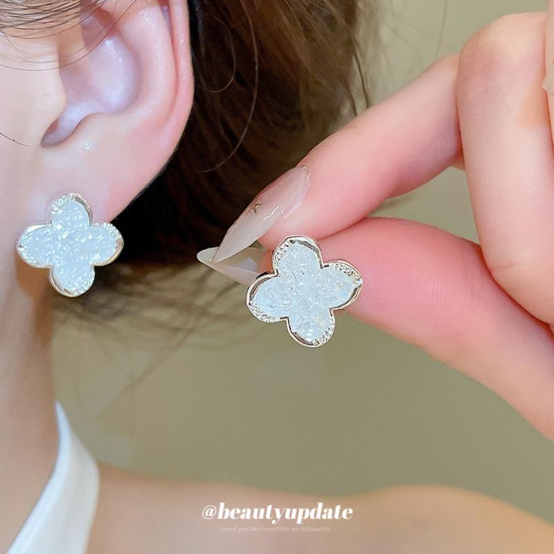 Silver Needle Lucky Grass Crystal Flower Stud Earrings Women's New Popular Earrings Light Luxury High-end Earrings Design Sense