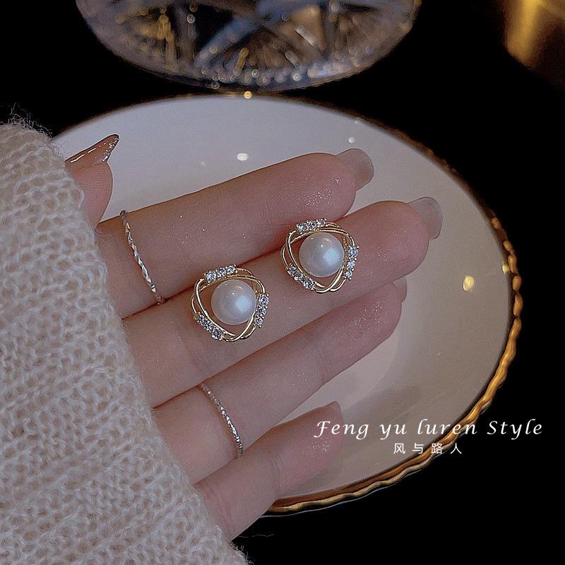 Hollow Pearl Stud Earrings New Popular Light Luxury Geometric Earrings Niche Design High-end Femininity Earrings