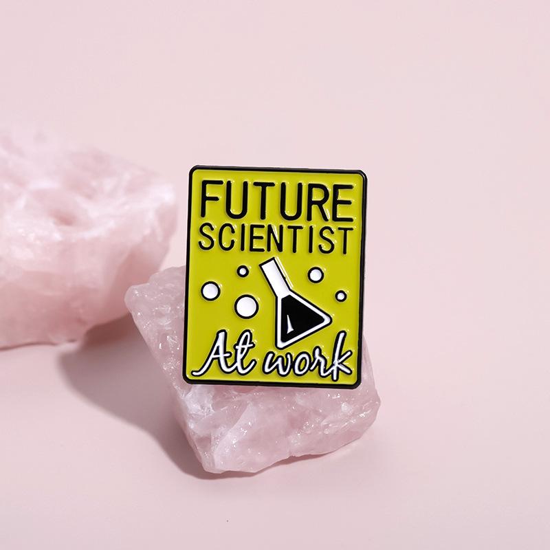 Attractive Style Cartoon Alphabet Badge Fun Chemistry Flask Design Allpurpose Metal Brooch For Summer 2024 Lovers Fashion