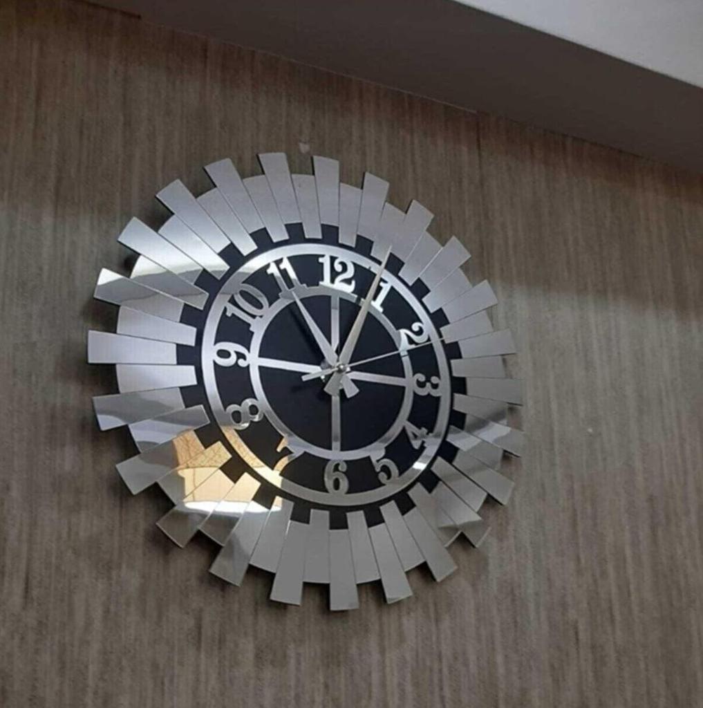 Moderne Wanduhr mit silberner Sonne, dekorative türkische Ziffern, MDF, verspiegeltes Plexiglas, 40 x 40 cm