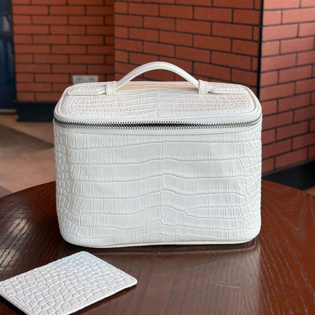 Crocodile Pattern Cowhide Makeup & Toiletry Bag: Portable, High-Capacity, Travel-Ready.