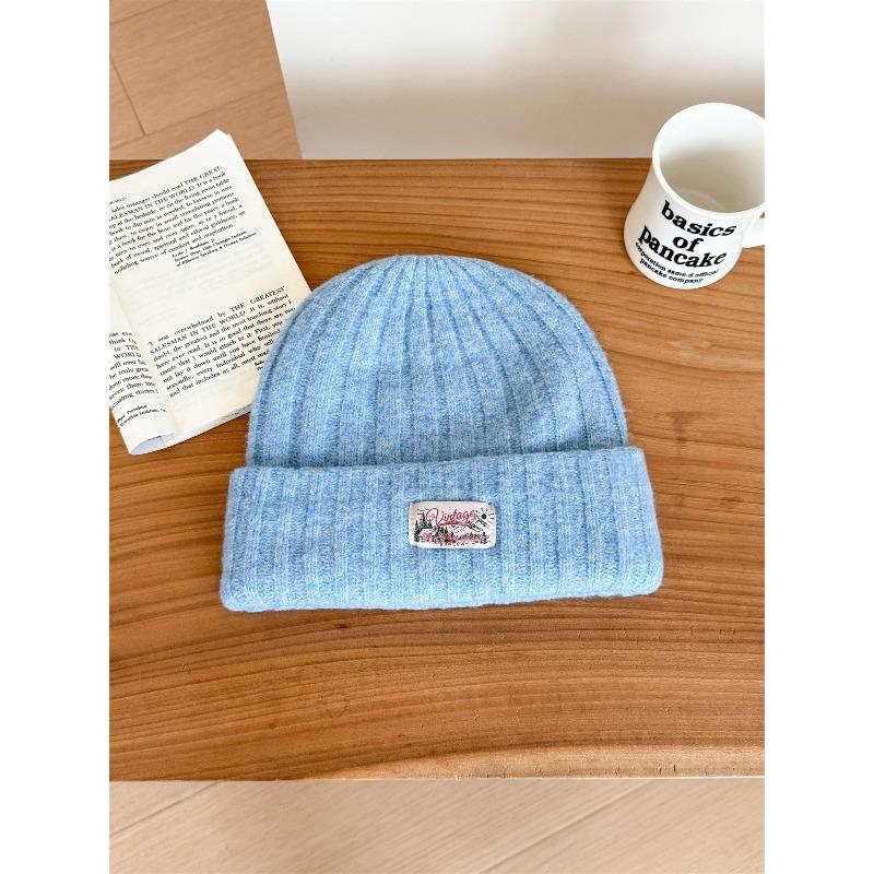 Verdickte Wollstrickmütze für Wärme und Kälteschutz im Herbst und Winter. Große Kopfmütze, um das Gesicht zu betonen. Kleine Ohrenschützer.