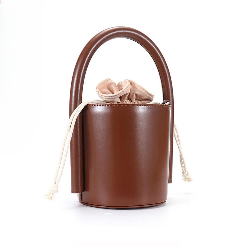 

Сумка-ведро отличается нишевым дизайном и имеет высококлассный вид. Это одноплечевая сумка-кроссбоди в форме ведра. коричневый