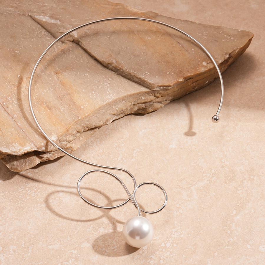 Europäische & Amerikanische Geometrische Faux-Perlen Metallisch Verdrehter Choker - Minimalistische High-End-Halskette für Frauen