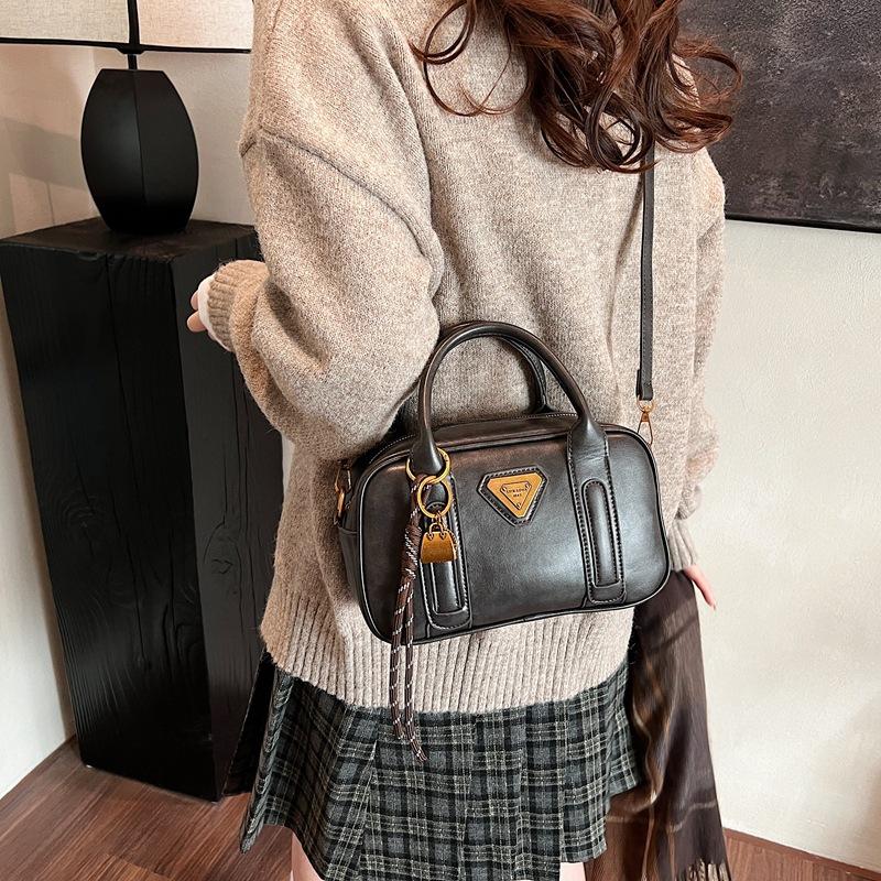 Winter Retro Portable Red Bag Women's 2025 New Fashion Versatile Small Square Bag Simple Versatile Messenger Bag