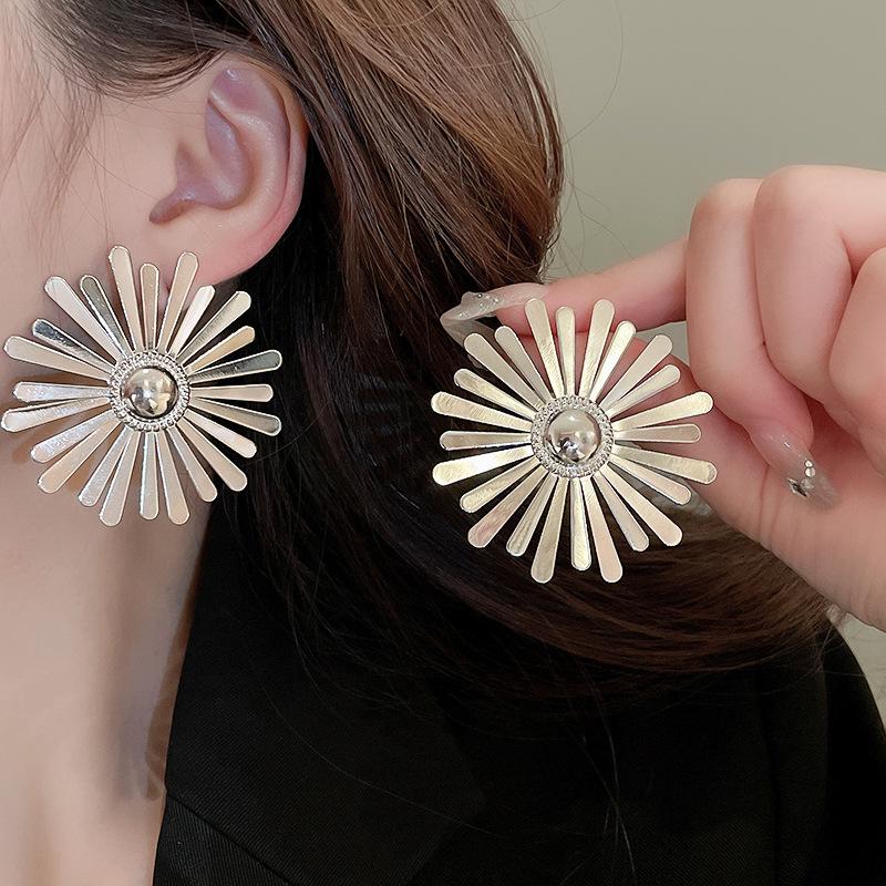 Elegant Metallic Daisy Flower Sterling Silver Stud Earrings - Minimalist, Sophisticated Design for Modern Women