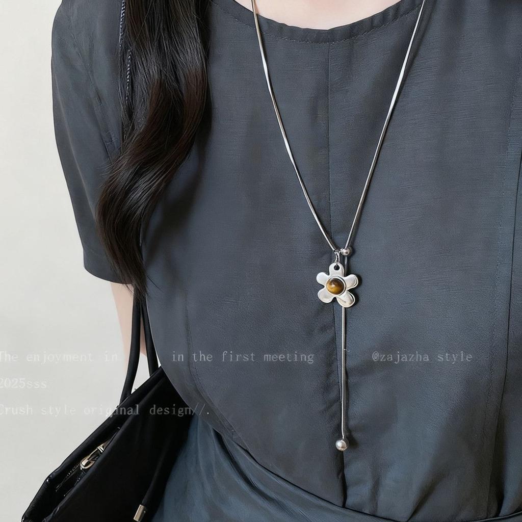 Tiger's eye stone flower love pull necklace women's high sense niche long sweater chain daily versatile retro accessories