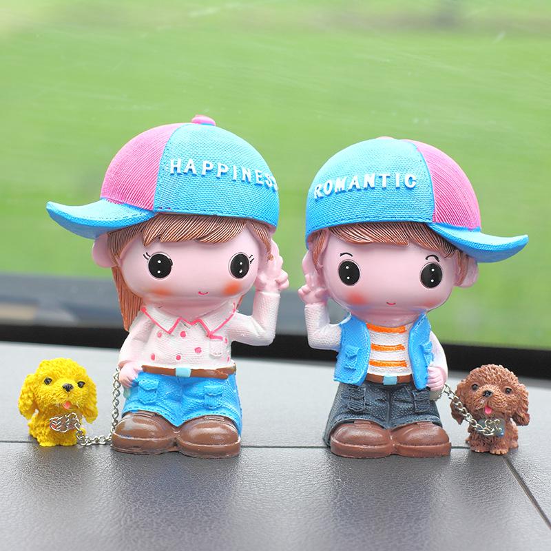 "Creative Resin Couple Walking Dog Car Ornament - Cute Interior Decoration"