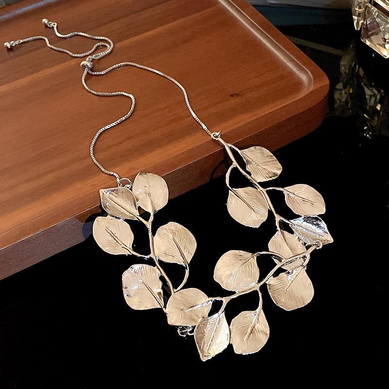Metal Leaf Chain Pull Necklace European and American Personality Fashion Collarbone Chain Retro Exaggerated Design Jewelry
