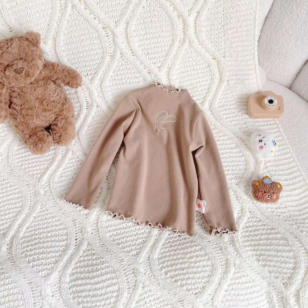 

Детская нижняя рубашка осенне-зимняя футболка с рисунком для девочек в корейском стиле с оборками и полуводолазкой для малышей 110 бежевый