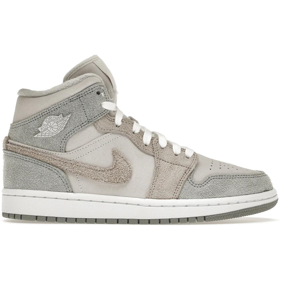 

Кроссовки Jordan 1 Mid SE Серо-бежевые (Женский)(ДО7139-002) 38
