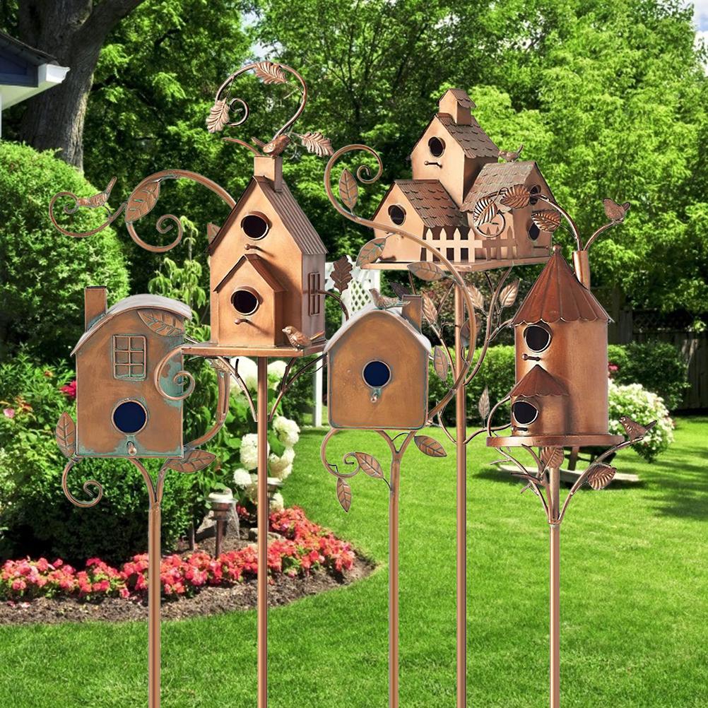 Metall-Vogelhaus mit Stange, Metall-Kunst-Cottage-Vogelhaus, Pfähle, Kolibri-Haus, abgenutztes Metall-Vogelhaus, Gartendekoration