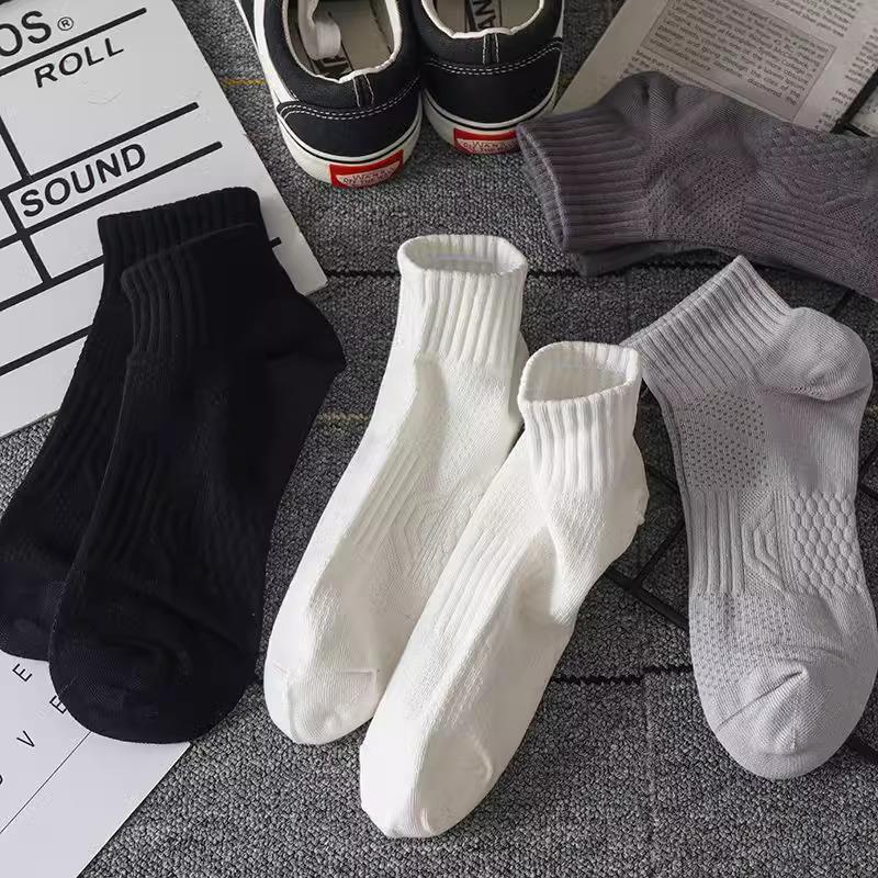 Herren Trendige Schwarz & Weiße Niedrig Geschnittene Geruchsresistente Schweißabsorbierende Kurze Socken für den Sommer