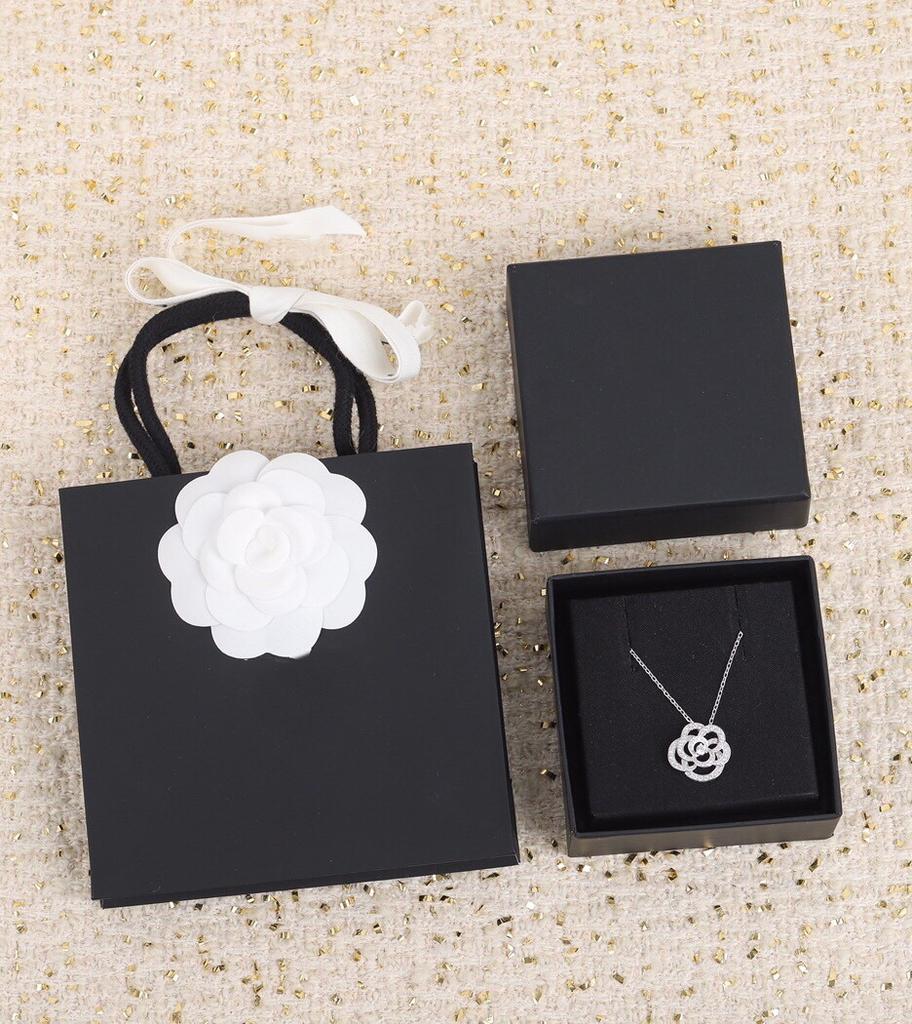 2023 Trend Brands Party Jewelry Hollow Camellia Pendant Sliver Zircon Necklaces For Women Exquisite Flowers Luxury Charms