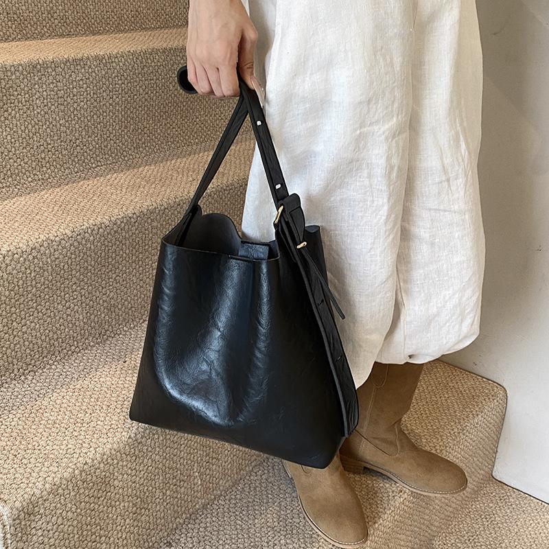 Premium Retro Large-Capacity Women'S Bag Fashionable Commuter Bucket Bag Shoulder Messenger Bag