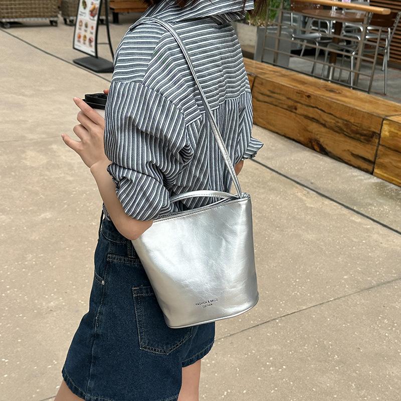 Summer fashion portable small bag women 2025 new simple bucket bag solid color versatile shoulder messenger bag