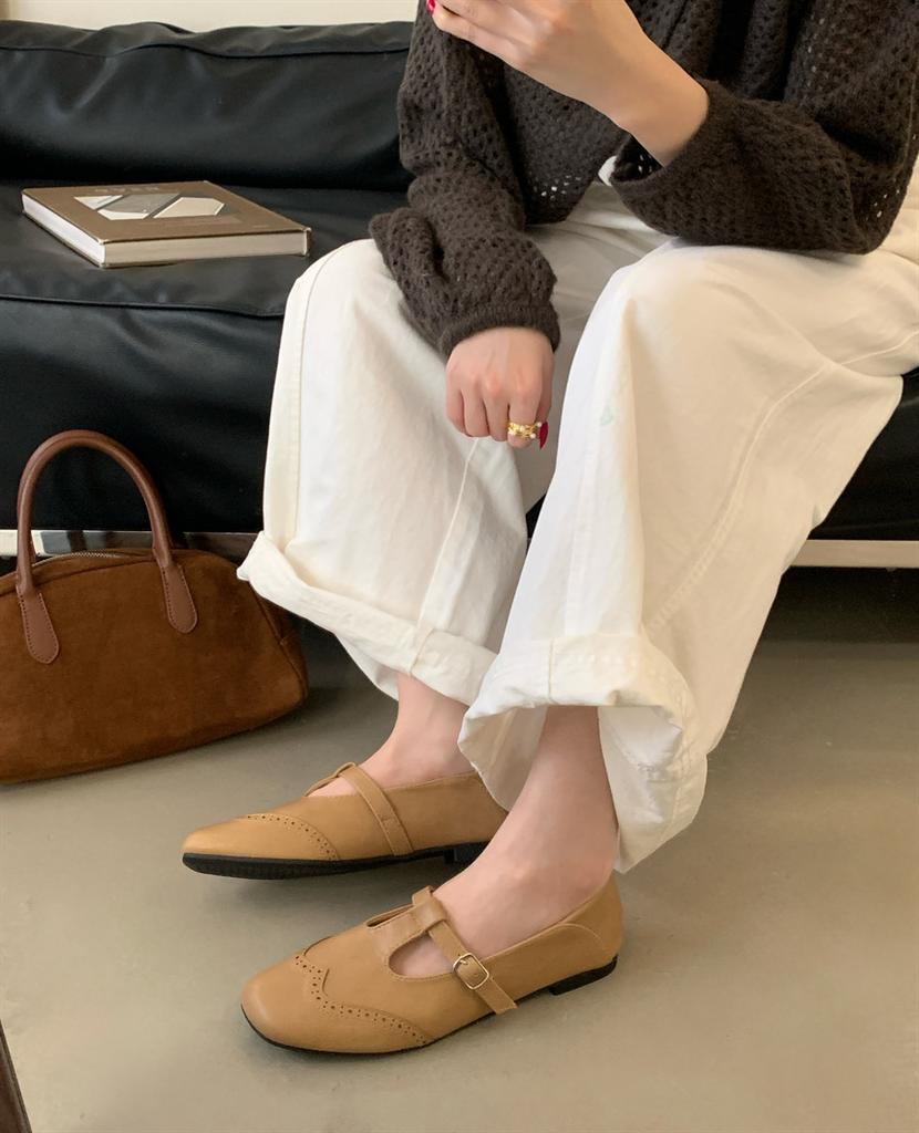 Inside and outside full leather comfortable flat-bottomed small leather shoes women's 2025 spring new round head T-buckle flat heel single shoes wom