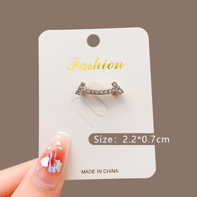 Personality Smiley Face Metal Brooch Anti Exposure V-neck Buckles Accessories Versatile Small Brooch Pin Coat Buttons Ornaments
