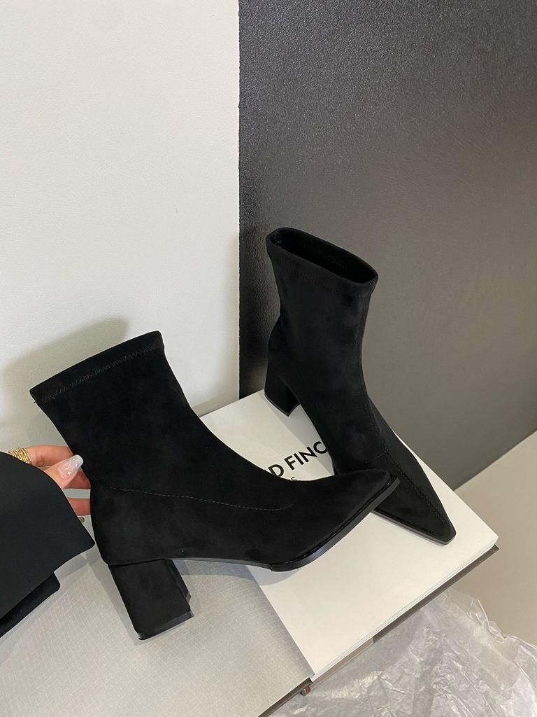 Neue Spot-Leder-Temperament-Kurzstiefel Damen 2025 Herbst und Winter neu dicke hohe Absätze Retro dünn spitz zulaufend elastisches Wildleder