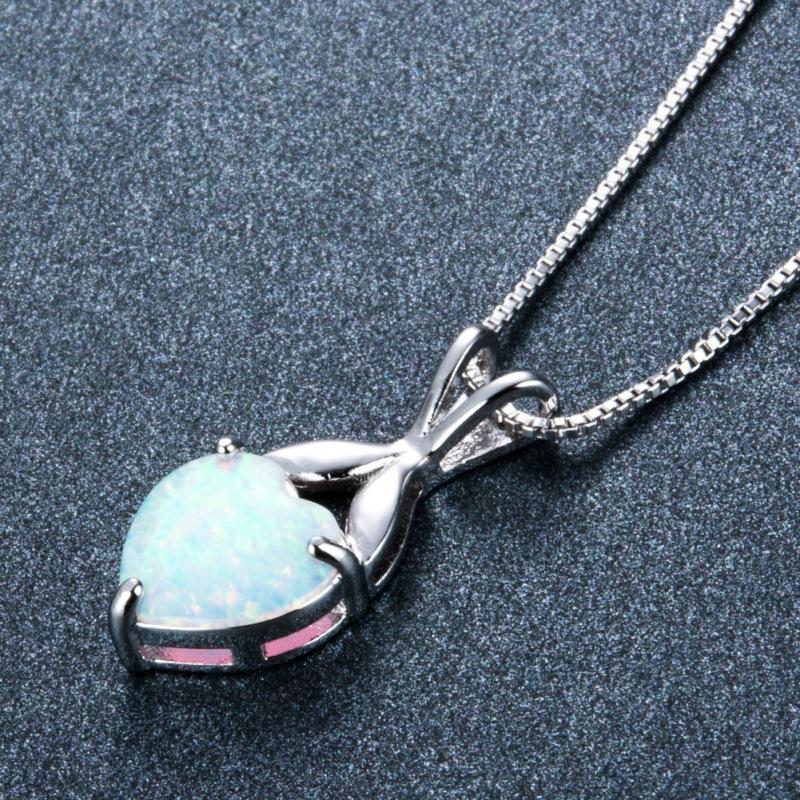 Platform necklace, three-claw white peach heart opal pendant, exquisite personalized item.