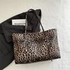 2025 new casual simple fashion commuter shoulder bag European and American retro leopard print large capacity tote bag