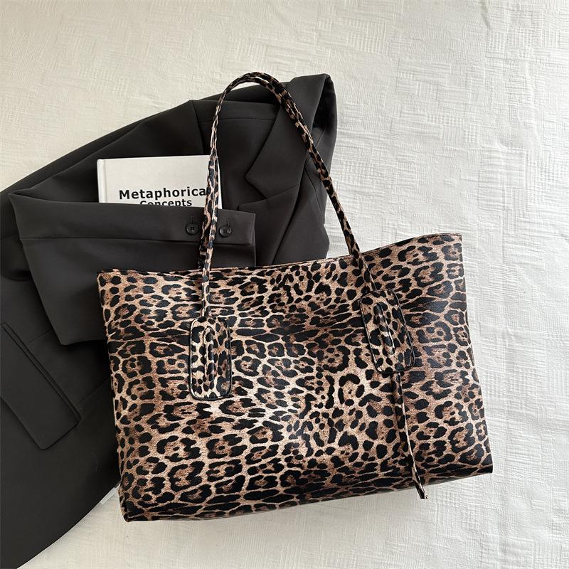 2025 new casual simple fashion commuter shoulder bag European and American retro leopard print large capacity tote bag