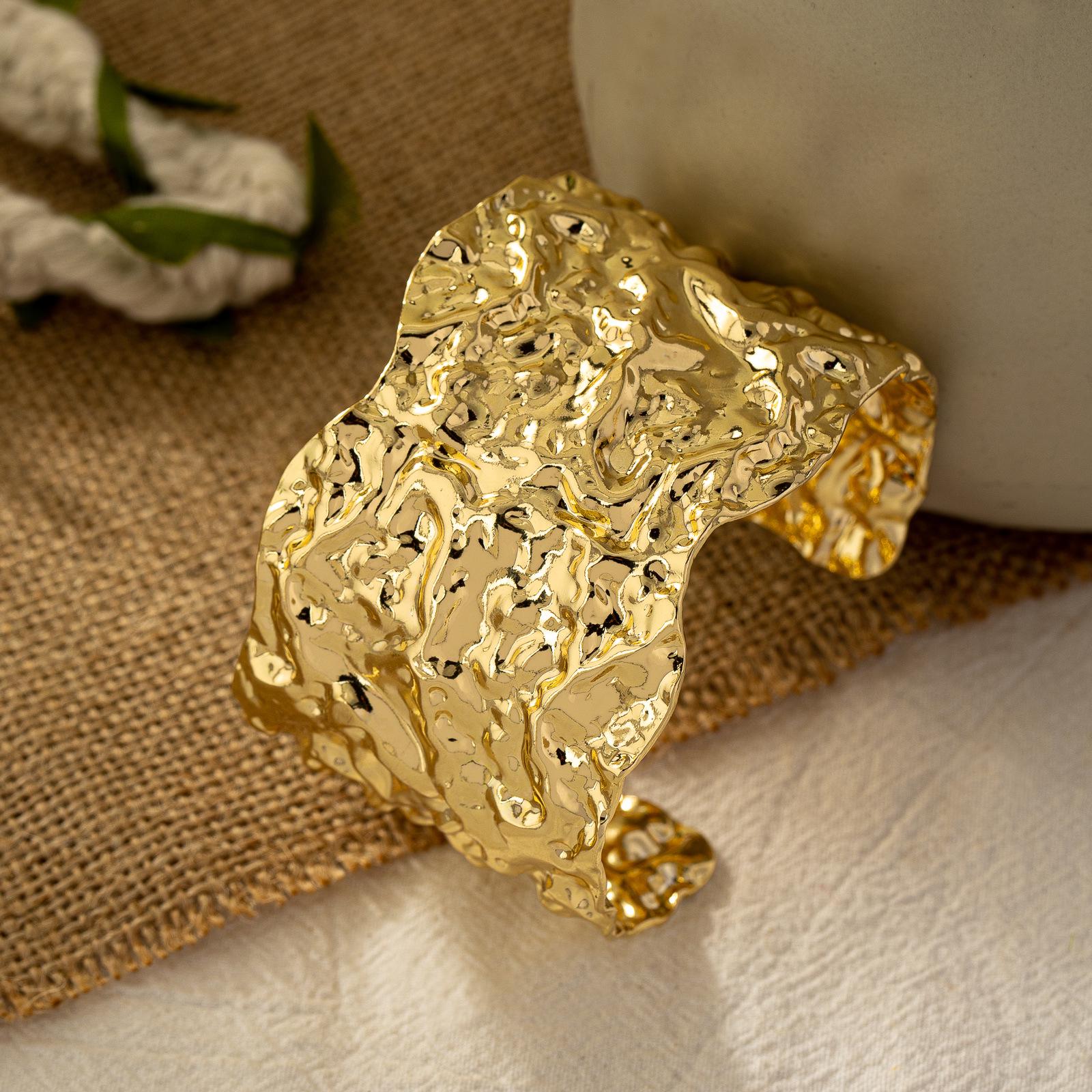 

Преувеличенный ретро полый золотой браслет из кованого железа для женщин