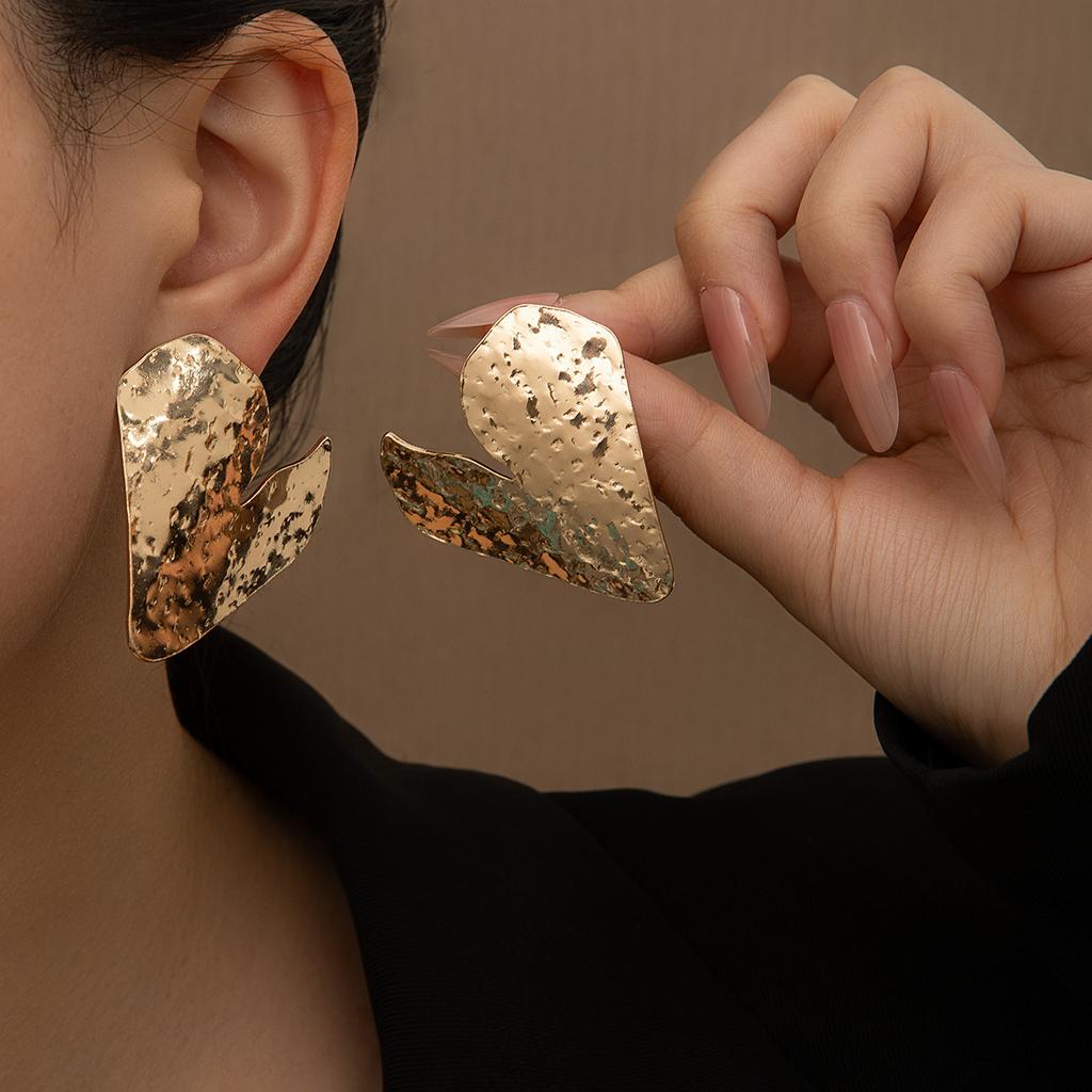 Retro Metal Wind Earrings, High-Grade Exaggerated Irregular Love Stud Earrings, Women'S Temperament Elegant Earrings