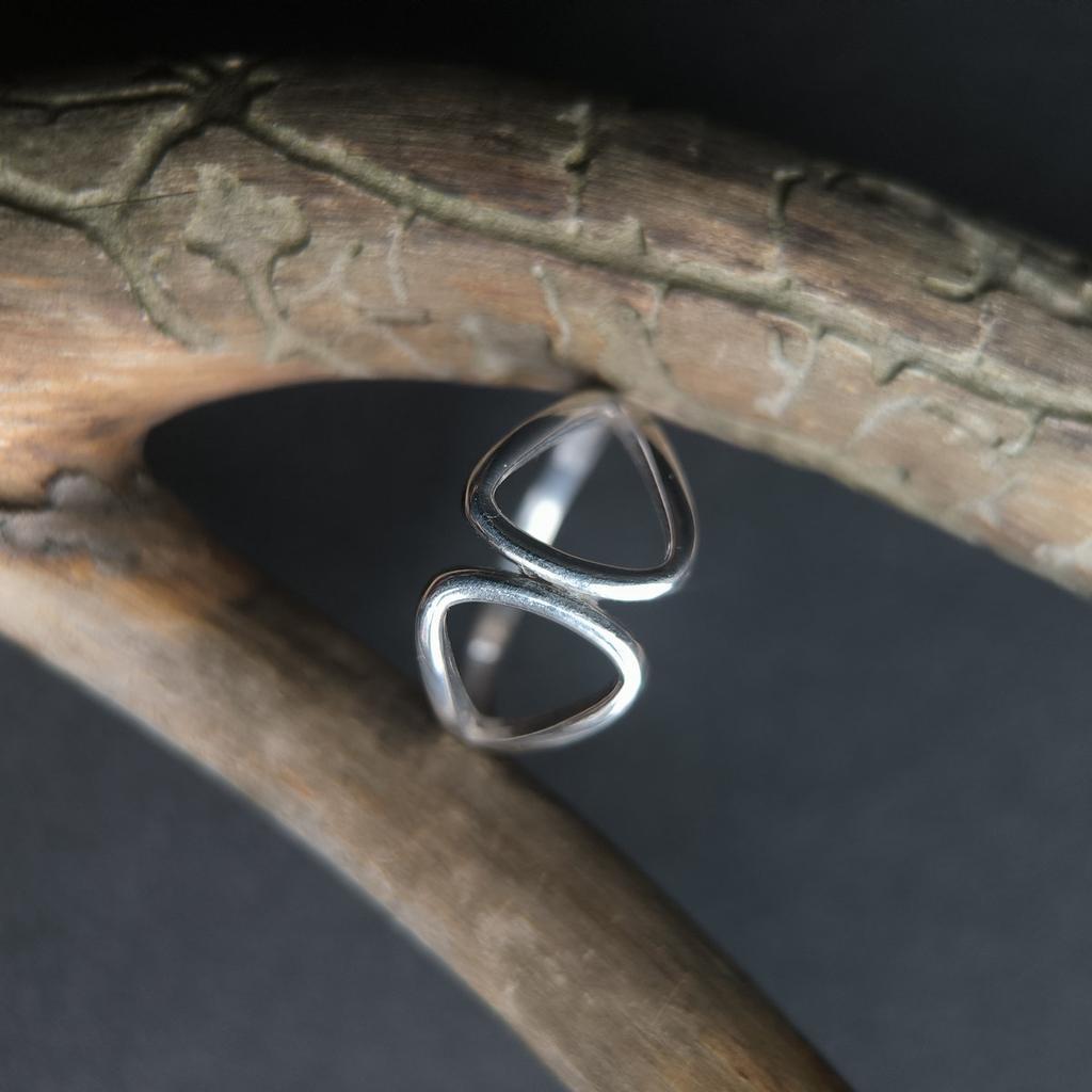 Серебряное кольцо с без камней, вес изделия 1,32 гр (2199144)