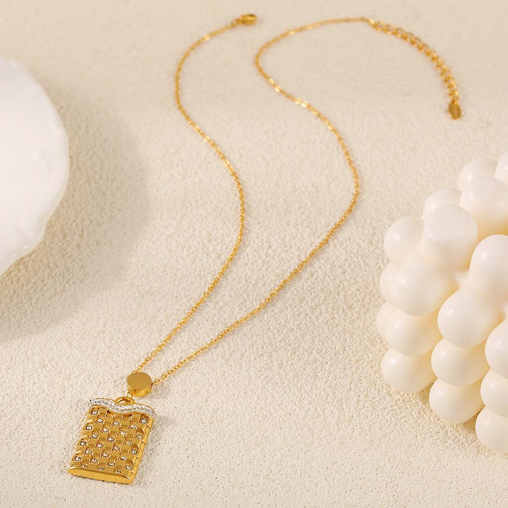 Minimalist Rectangular Plaid Pendant Necklace: Diamond-Studded Clavicle Chain In 18K Gold-Plated Titanium Steel.