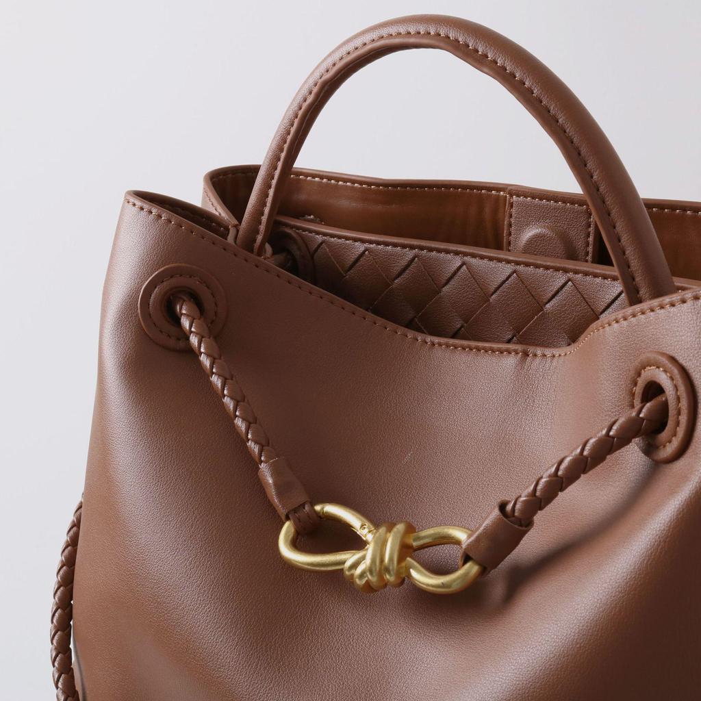 2025 Kabelka z pravé kůže: Vysoce kvalitní hovězí kůže, kovová provazová přezka, všestranná taška přes rameno