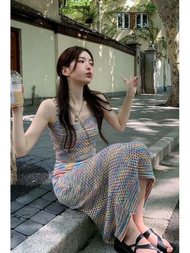 Set di vestito a righe arcobaleno lavorato a maglia con spalline sottili da donna - Perfetto per una vacanza estiva al mare fresca e dolce.