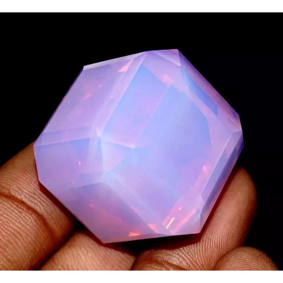 Doğal Pembe Opal 120,5 Karat Küp Kesim Sertifikalı Çarpıcı Serbest Değerli Taş