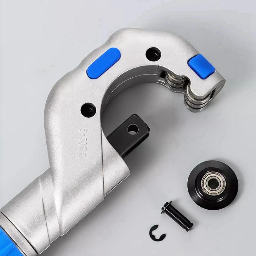 Rohrabschneider mit Wälzfräser und kreisförmigen Klingen für 16/19/28/32-mm-Rohre, geeignet für Kupfer, Aluminium und Edelstahl.
