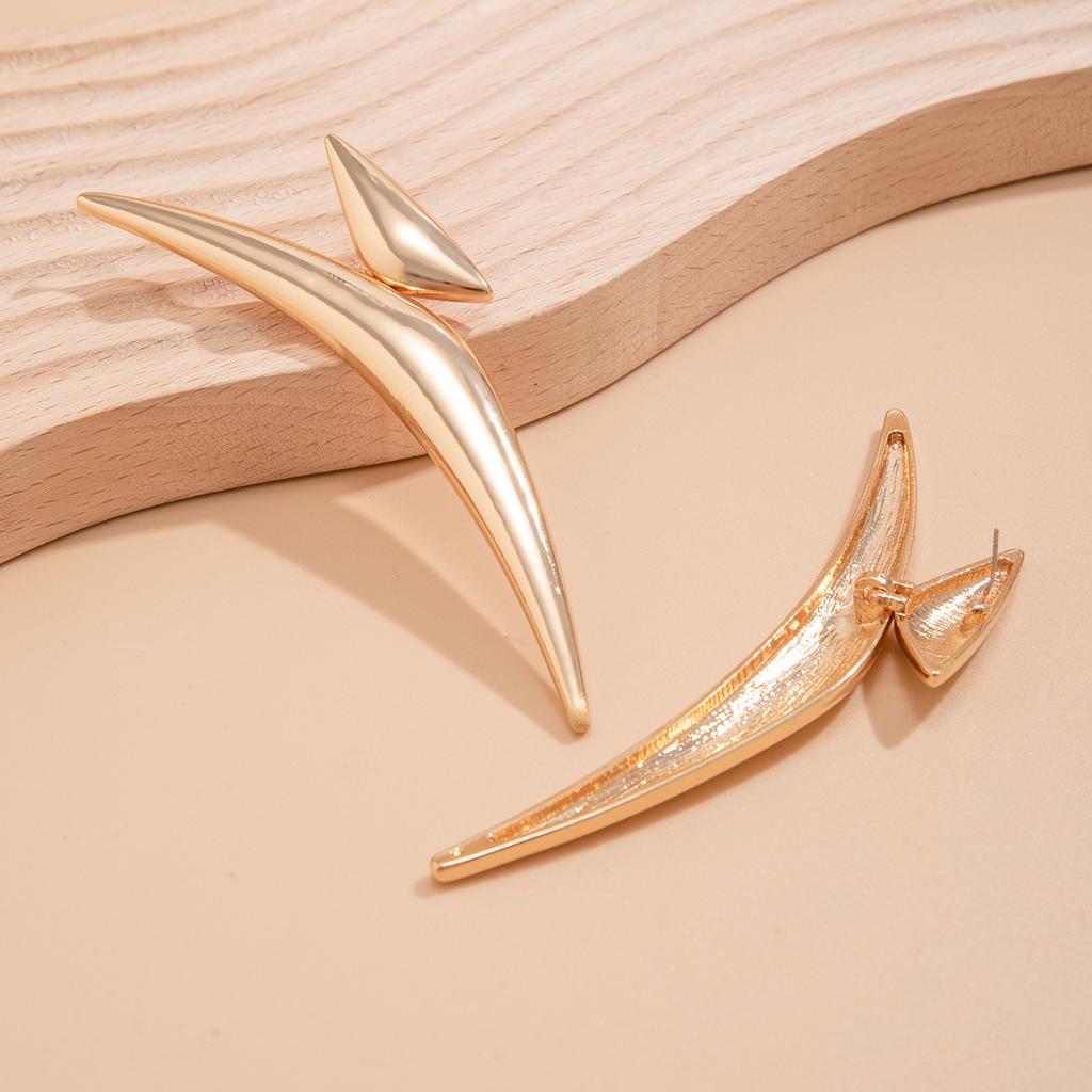 Exaggerated Geometric Triangular Curved Pipe Jewelry Earrings, Cross-border Earrings, Light Luxury and High-end Design Sense, Sharp Corners
