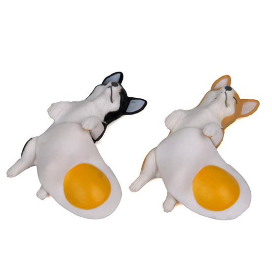 Decoração Fofa de Cão para Painel de Carro Mini Cão Dormindo com Colcha de Ovo Frito Ornamento para Mesa de Escritório Decoração de Interior de Carro
