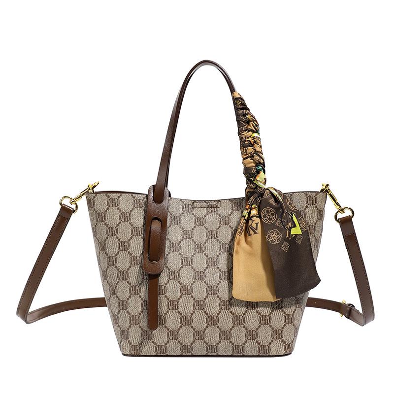 

Модная европейская и американская сумка-тоут и кроссбоди с принтом букв серый