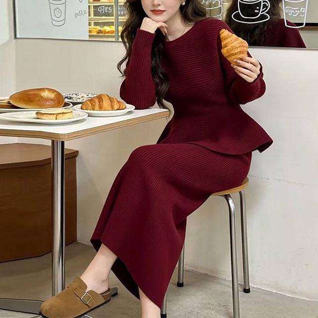 

Korean Chic Women s Suit Set: 2026 Spring/Autumn Slimming Ruffle Top & Skirt 2-Piece One Size красный